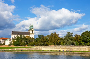 Krakow, Polonya - 27 Eylül 2015: Vistula Nehri Krakow, Polonya'nın tarihi şehir merkezinde