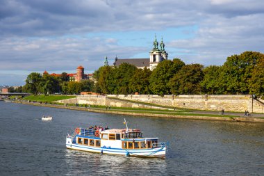Krakow, Polonya - 27 Eylül 2015: Vistula Nehri Krakow, Polonya'nın tarihi şehir merkezinde