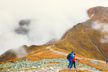 Tatra Dağları, Polonya - 10 Ekim: sisli bir günde 10 Ekim 2015 Polonya Tatra Dağları'nda Kasprowy Wierch tepesine yürüyüş turist. 