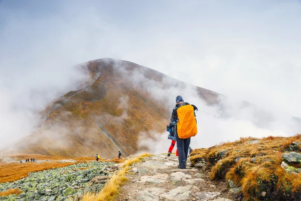 Tatry, Polska - 10 października: Turystów idących w mglisty dzień do góry Kasprowy Wierch w Tatrach na 10 października 2015, Polska. — Zdjęcie stockowe