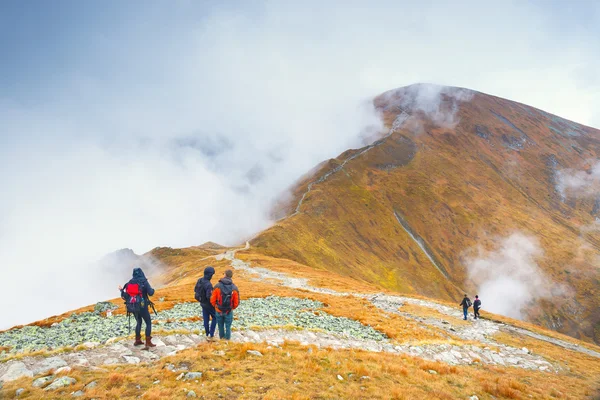 Tatra gebergte, Polen - 10 oktober: Toeristen in een mistige dag wandelen naar de top van de Kasprowy Wierch in Tatra bergen op 10 oktober 2015, Polen. — Stockfoto