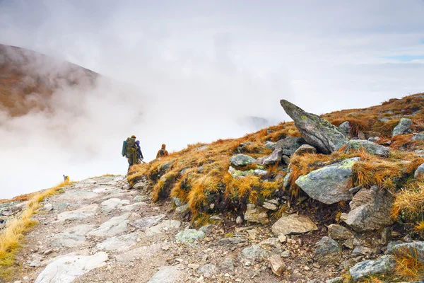 Montañas Tatra, Polonia - 10 de octubre: Turistas caminando en un día de niebla a la cima de la Kasprowy Wierch en las montañas Tatra el 10 de octubre de 2015, Polonia . — Foto de Stock