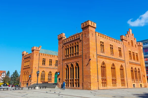 Kolobrzeg, Polônia - 08 de abril de 2016: Centro da cidade de Kolobrzeg com edifício neogótico da Prefeitura, Pomerânia Ocidental, Polônia — Fotografia de Stock