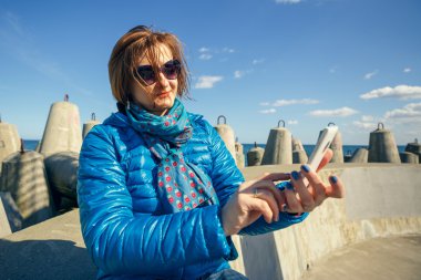 akıllı kadın alarak kendi portresi