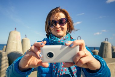 akıllı kadın alarak kendi portresi