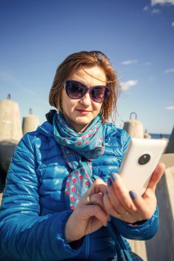 akıllı kadın alarak kendi portresi