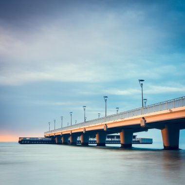 Beton iskelesi Kolobrzeg, gün batımında atış uzun pozlama