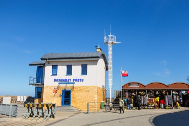 Kolobrzeg, Polonya - 07 Nisan 2016: Liman ve deniz feneri Kolobrzeg, Batı Pomeranya, Polonya