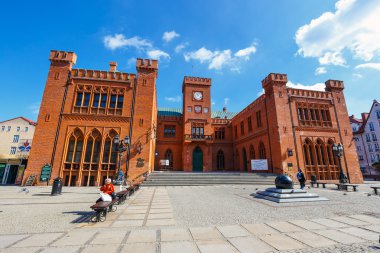 Kolobrzeg, Polonya - 08 Nisan 2016: Kolobrzeg şehir merkezi ile neo Gotik Binası, Belediye Binası, Batı Pomeranya, Polonya