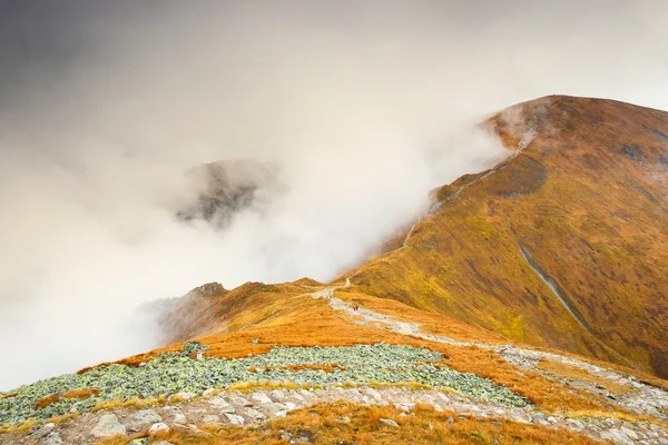 Chmury wokół czerwone szczyty, Tatry, Polska — Zdjęcie stockowe