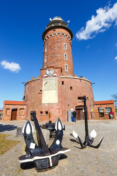 Колобжег, Польша - 07 апреля 2016 г.: гавань и маяк в Колобжеге, Западная Померания, Польша

