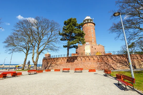 Kolobrzeg, polen - 07. April 2016: Hafen und Leuchtturm in kolobrzeg, Vorpommern, Polen — Stockfoto
