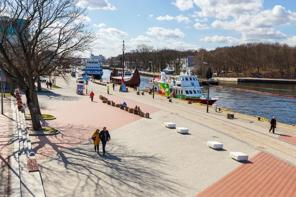 Kolobrzeg, polen - 07. April 2016: Hafen und Leuchtturm in kolobrzeg, Vorpommern, Polen — Stockfoto