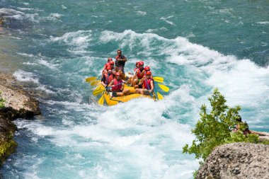  Yeşil Kanyon, Türkiye - 10 Temmuz 2010: Beyaz su manavgat nehir rapids üzerinde Temmuz 10, 2009 yeşil Kanyon, Türkiye rafting. en popüler olan Manavgat Nehri arasında Türkiye'de çatı kirişleri.
