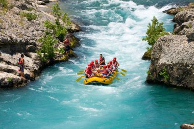  Yeşil Kanyon, Türkiye - 10 Temmuz 2010: Beyaz su manavgat nehir rapids üzerinde Temmuz 10, 2009 yeşil Kanyon, Türkiye rafting. en popüler olan Manavgat Nehri arasında Türkiye'de çatı kirişleri.
