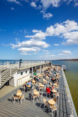 Kolobrzeg, Polonya - 08 Nisan 2016: Kolobrzeg iskelede açık Restoran oturan insanlar