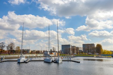 Kolobrzeg, Polonya - 08 Nisan 2016: Görünüm Kolobrzeg Harbor birçok demirli tekneler ve gemiler. Kolobrzeg popüler bir turistik yer
