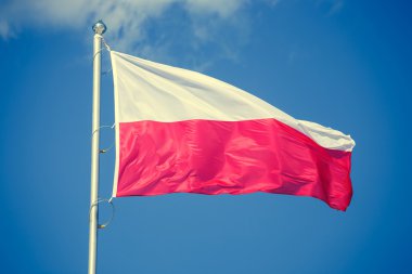 Mavi gökyüzü arka plan, vintage bir görünüm üzerinde Polonya bayrağı