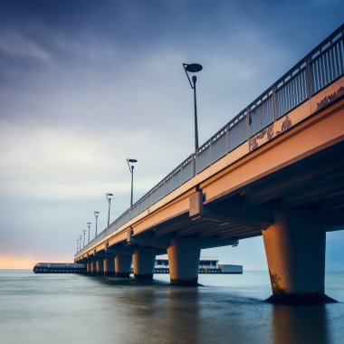 Beton iskelesi Kolobrzeg, gün batımında atış uzun pozlama