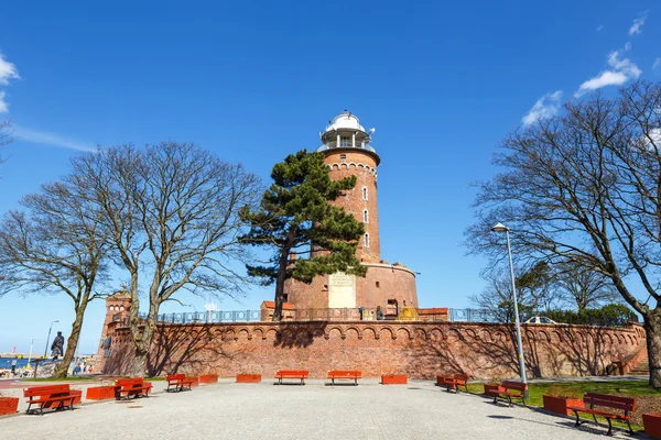 Kolobrzeg, Polônia - 07 de abril de 2016: Porto e farol em Kolobrzeg, Pomerânia Ocidental, Polônia — Fotografia de Stock