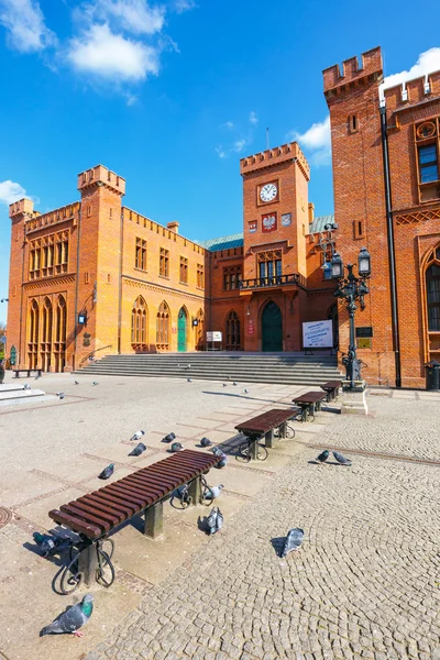 Kolobrzeg, Polonia - 08 de abril de 2016: Centro de la ciudad de Kolobrzeg con edificio neogótico del Ayuntamiento de Pomerania Occidental, Polonia —  Fotos de Stock