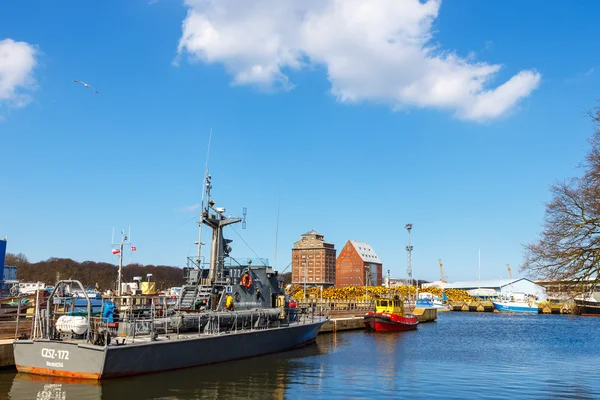 Kołobrzeg, Polska - 08 kwietnia 2016: Widok na port w Kołobrzegu z wielu zacumowane łodzie i statki. Kołobrzeg jest popularnym ośrodkiem turystycznym — Zdjęcie stockowe