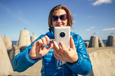 akıllı kadın alarak kendi portresi