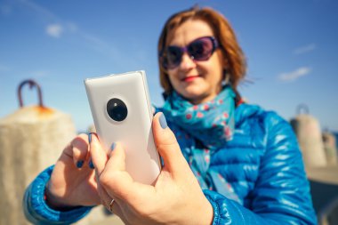 akıllı kadın alarak kendi portresi