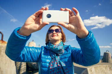 akıllı kadın alarak kendi portresi