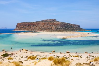 Girit, Yunanistan - 24 Mayıs, 2016: güneşlenme ve Balos lagün plaj boyunca Girit, Yunanistan üzerinde gezinme tanımlanamayan kişi