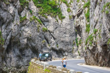 Bicaz Gorges, Romanya - 07 Temmuz 2015: Turist Bicaz Kanyon ziyaret edin. Kanyon Romanya'da en muhteşem yollar biridir.