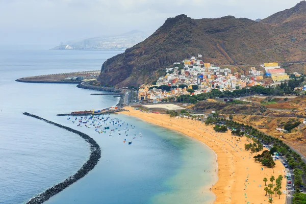 Praia famosa Playa de las Teresitas, Tenerife, Ilhas Canárias, Sp — Fotografia de Stock