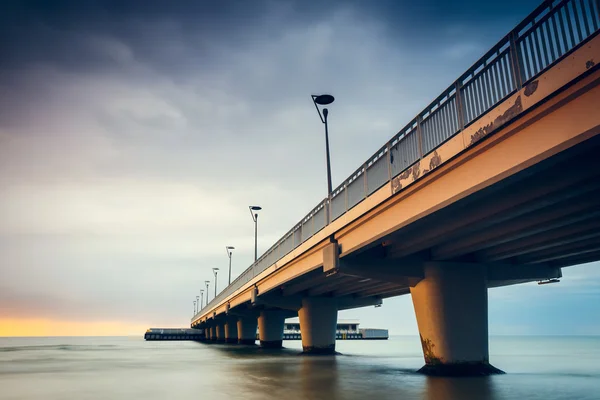 Cais de concreto em Kolobrzeg, tiro de longa exposição ao pôr do sol — Fotografia de Stock