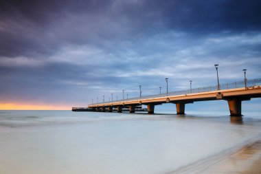 Beton iskelesi Kolobrzeg, gün batımında atış uzun pozlama