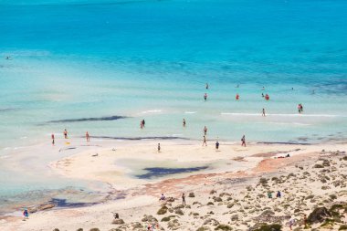 Girit, Yunanistan - 24 Mayıs, 2016: güneşlenme ve Balos lagün plaj boyunca Girit, Yunanistan üzerinde gezinme tanımlanamayan kişi