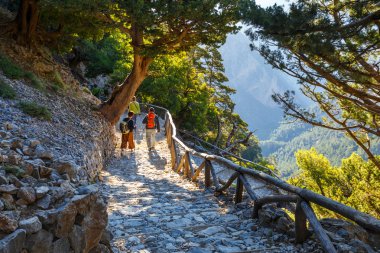 Samiriye Gorge, Grece - 26 Mayıs 2016: Turist Merkezi Girit, Yunanistan Gorge Samiriye aşağı inerler. Milli Parkı Unesco biyosfer rezervi 1981 yılından bu yana olduğunu.