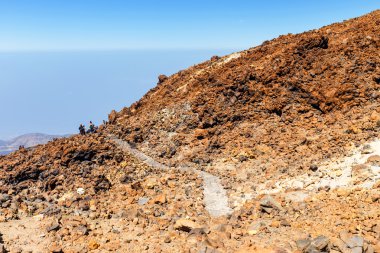 El Teide, Tenerife, 06 Haziran 2015: Tanımlanamayan turist El Teide yanardağı, Tenerife, İspanya üstünde yürüyor