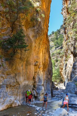 Samiriye Gorge, Grece - 26 Mayıs 2016: Turist Merkezi Girit, Yunanistan Samiriye Gorge zammı. Milli Parkı Unesco biyosfer rezervi 1981 yılından bu yana olduğunu.
