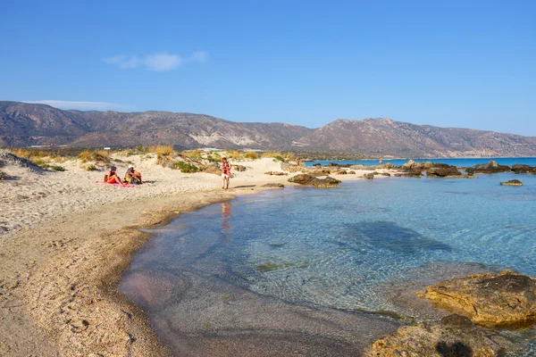 Creta, Grecia - 24 maggio 2016: Persone non identificate che prendono il sole e camminano sulla spiaggia di Elafonissi a Creta, Grecia — Foto Stock