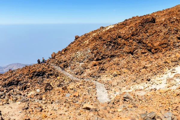 El Teide, Tenerife, 06 de junio de 2015: Turistas no identificados caminan por la cima del volcán El Teide, Tenerife, España — Foto de Stock