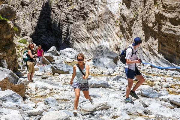 Samaria kloof, Griekenland - 26 mei 2016: Wandelen toeristen in Samaria kloof in Centraal Kreta, Griekenland. Het nationaal park is een Unesco biosfeerreservaat sinds 1981 — Stockfoto