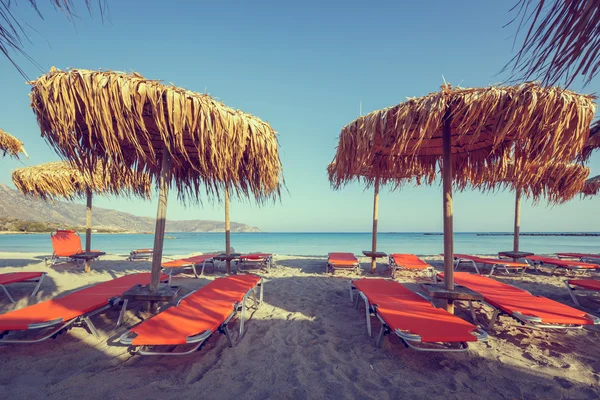 Sonnenschirme und Liegestühle am Strand, Vintage-Look — Stockfoto