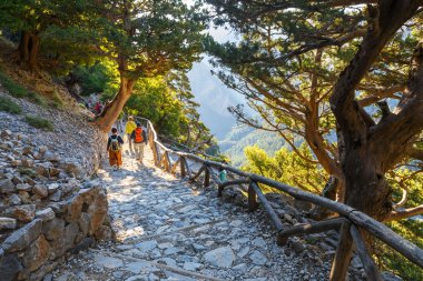 Samiriye Gorge, Grece - 26 Mayıs 2016: Turist Merkezi Girit, Yunanistan Gorge Samiriye aşağı inerler. Milli Parkı Unesco biyosfer rezervi 1981 yılından bu yana olduğunu.
