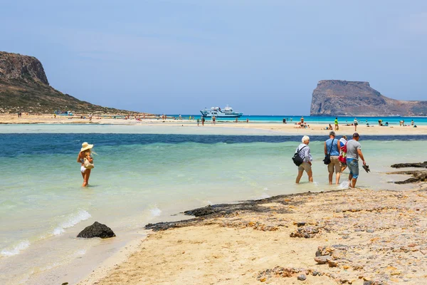 Creta, Grecia - 24 maggio 2016: Persone non identificate che prendono il sole e passeggiano lungo la spiaggia della Laguna di Balos a Creta, Grecia — Foto Stock