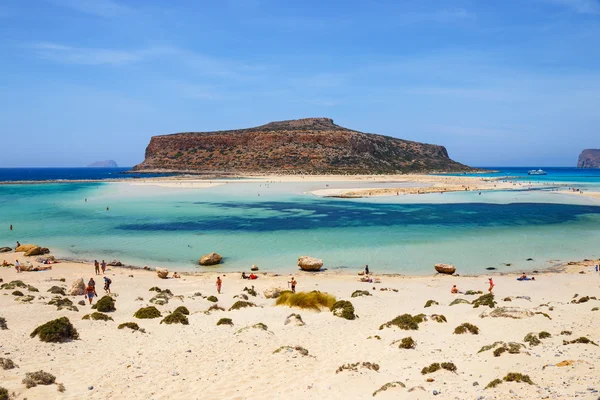 Creta, Grecia - 24 maggio 2016: Persone non identificate che prendono il sole e passeggiano lungo la spiaggia della Laguna di Balos a Creta, Grecia — Foto Stock