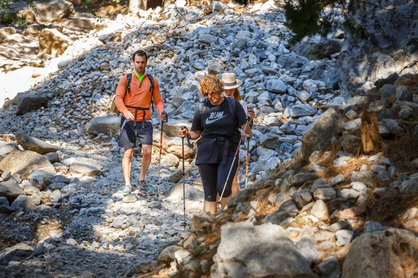 Samaria kloof, Griekenland - 26 mei 2016: Toeristen afdalen van de Samaria kloof in Centraal Kreta, Griekenland. Het nationaal park is een Unesco biosfeerreservaat sinds 1981 — Stockfoto