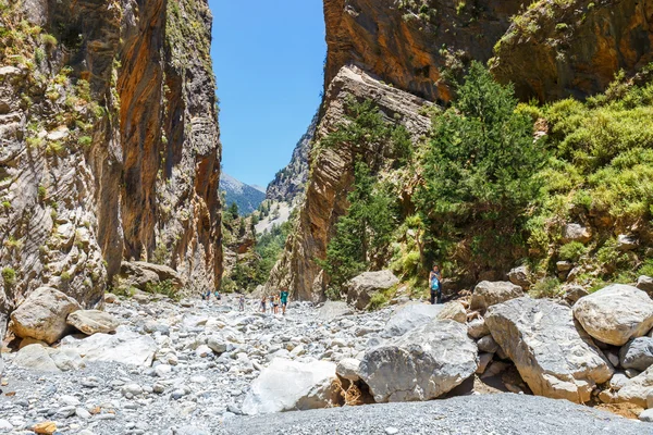 Samaria Gorge, Grece - 26 DE MAYO DE 2016: Caminata de turistas en Samaria Gorge en el centro de Creta, Grecia. El parque nacional es una Reserva de la Biosfera de la UNESCO desde 1981 —  Fotos de Stock