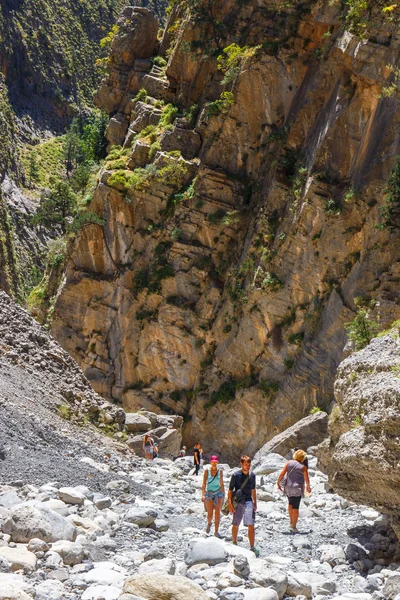 Samaria kloof, Griekenland - 26 mei 2016: Wandelen toeristen in Samaria kloof in Centraal Kreta, Griekenland. Het nationaal park is een Unesco biosfeerreservaat sinds 1981 — Stockfoto