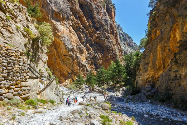 Φαράγγι της Σαμαριάς, Grece - 26 Μαΐου 2016: Τουρίστες πεζοπορία στο φαράγγι της Σαμαριάς στην κεντρική Κρήτη, Ελλάδα. Το εθνικό πάρκο είναι ένα βιόσφαιρας της Unesco από το 1981 — Φωτογραφία Αρχείου