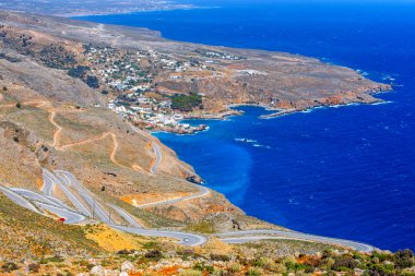 Crete, Yunanistan için Chora Sfakion şehir yakınlarındaki yeni curvy yolu